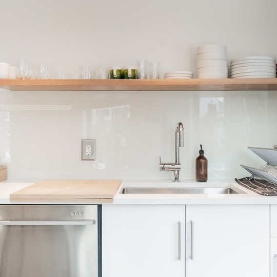 Интерьер кухни без верхних навесных шкафов – идеи дизайна и проектирования #70