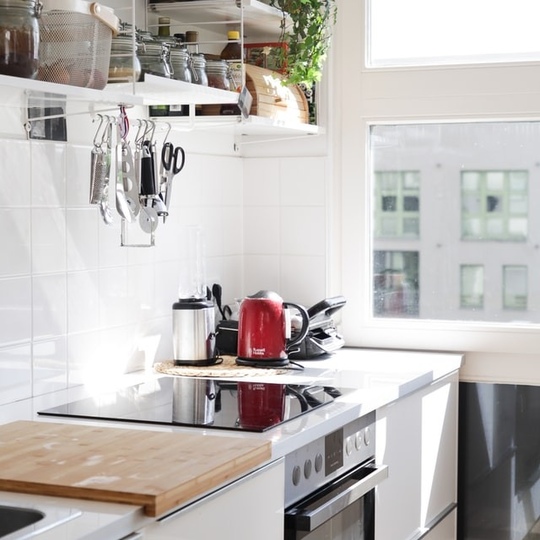 Интерьер кухни без верхних навесных шкафов – идеи дизайна и проектирования #192