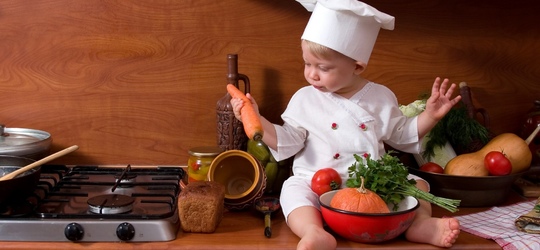 24 рекомендации для создания безопасной для детей кухни: от фурнитуры до розеток