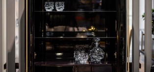 Витрина Lloyd отделка черный глянцевый ясень, цвет металла латунь, бронзированное стекло FB.SHC.LD.8
