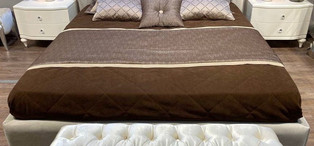 Кровать отделка белый глянцевый лак, ткань ANYZO-94 FB.BD.RM.681