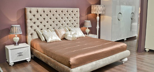 Кровать с решеткой отделка белый блестящий лак, ткань бежевый велюр FB.BD.PL.186
