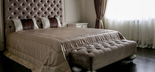 Кровать с решеткой отделка белый блестящий лак, ткань бежевый велюр FB.BD.PL.43