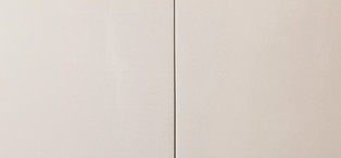 Прикроватная тумбочка отделка бежевый блестящий лак, ручки-хрусталики FB.BST.RM.147