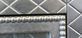 Прикроватная тумбочка отделка сусальное серебро, покрытое лаком шампань FB.BST.FL.128