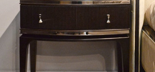 Прикроватная тумбочка отделка шпон махагон F, фасад лак цвета махагон F, ручки стандарт FB.BST.RIM.213