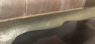 Банкетка отделка серебряное напыление, ткань бежевый велюр, декорировано капитонами FB.BEB.VZ.651