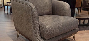 Кресло Jackie отделка ткань кат. 2, глянцевый эвкалипт Mocha, цвет металла латунь FB.ACH.JK.3